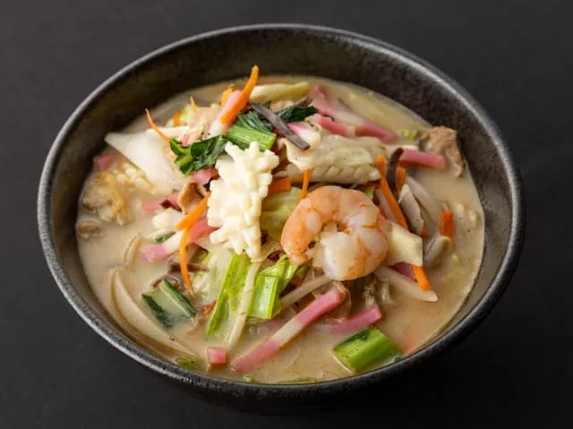 Image of Champon with abundant ingredients to bring out rich flavor.